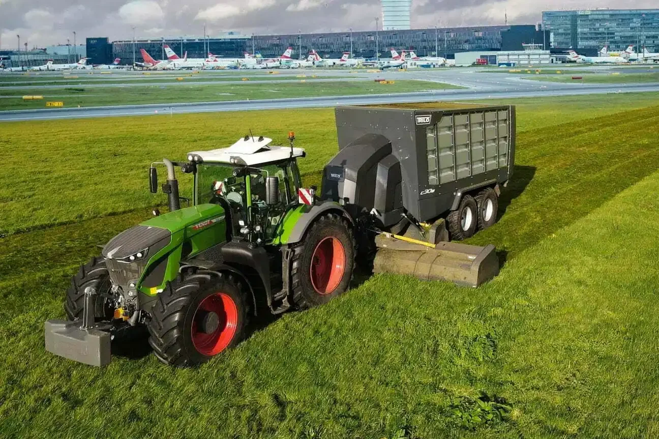 wide-area-cut-and-collect-airport-mowing-C30w