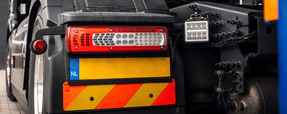 Nederlandse kentekenplaat op vrachtwagen
