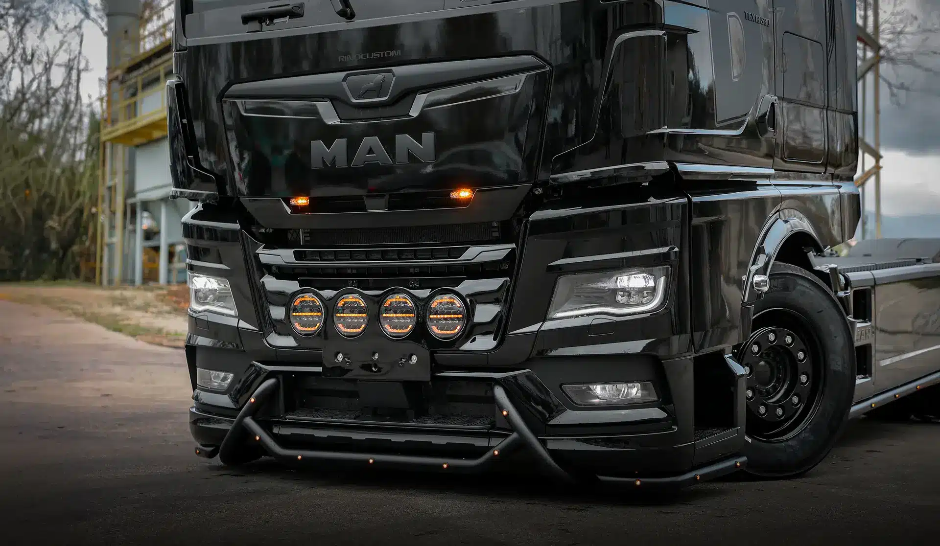 MAN-dark-detail-banner-