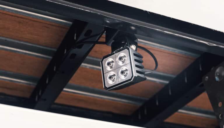 werklampen op de aanhanger aansluiten||