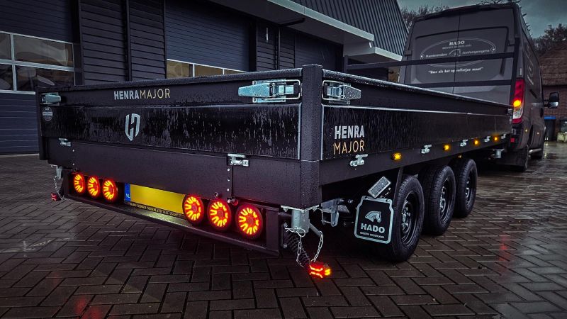 Meeknipperende zijmarkering op een aanhanger