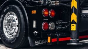 ronde achterlichten op een vrachtwagen