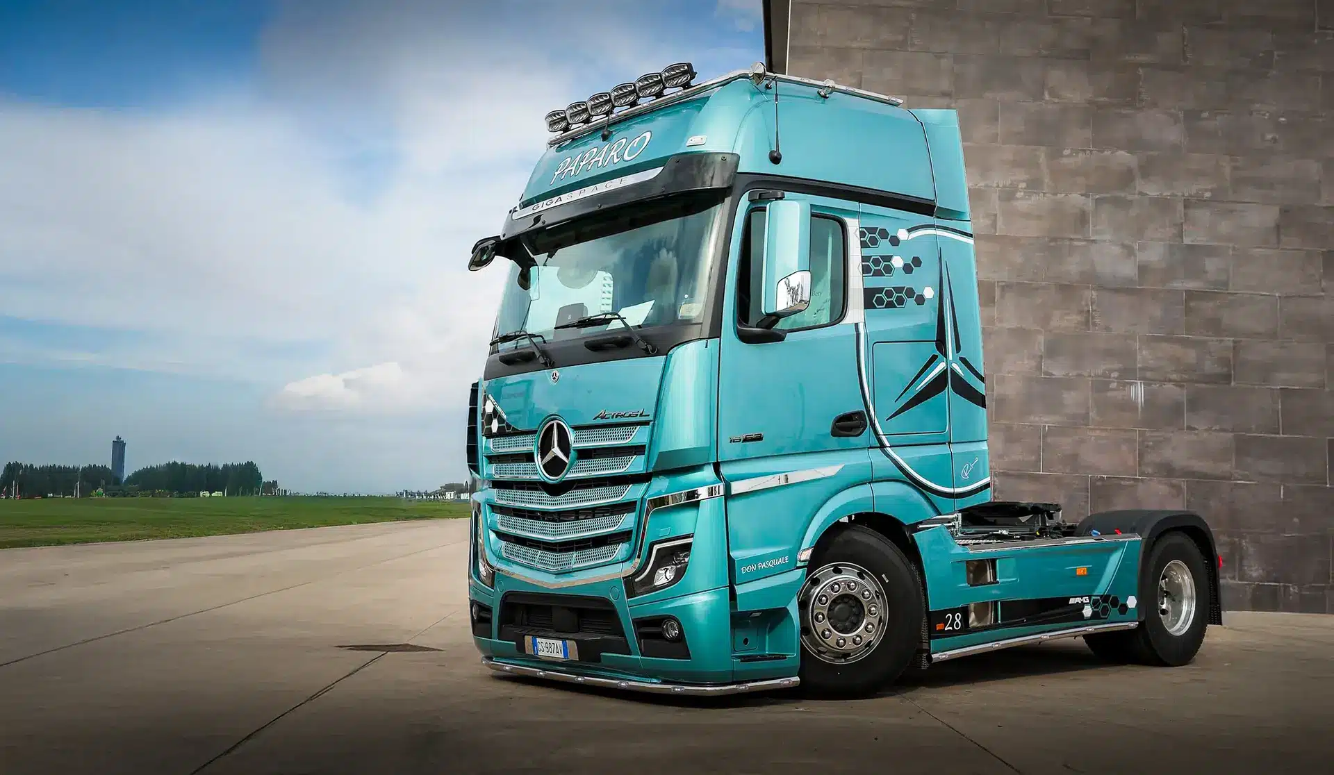 Mercedes-Actros-blue-banner