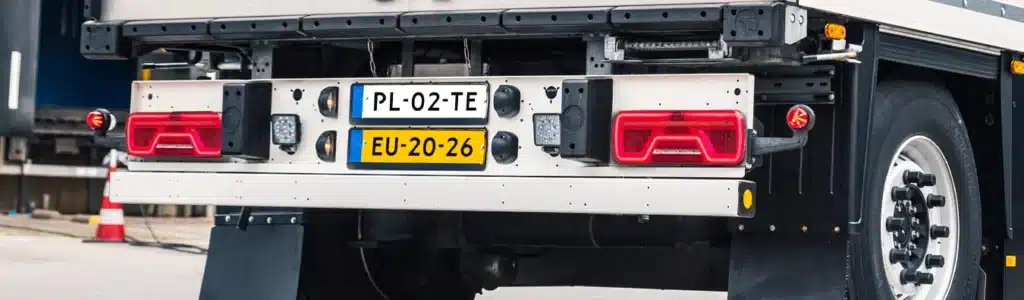 2 kentekenplaten op de vrachtwagen