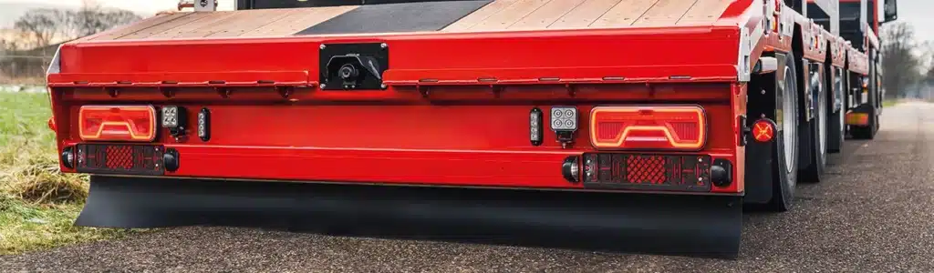 oplegger met achterlichten
