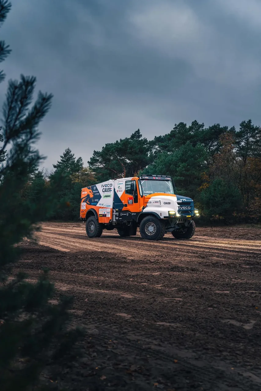 009-Iveco-Dakar-Truck-Leeuw-Rallysport-klein-Powerstar